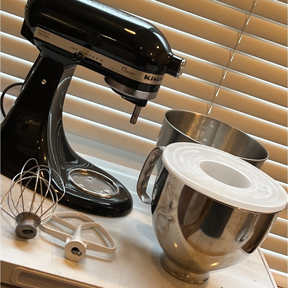 Kitchen Aid Mixer with accessories and additional extra bowl***